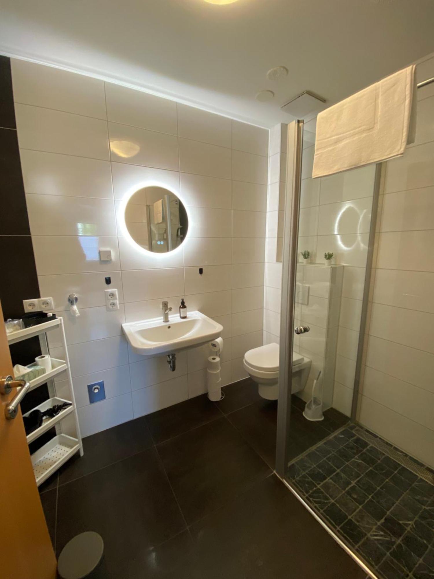 Gross, Modern, Vollausgestattet, Gemuetlich Mit Kueche Und Parkplatz Fuer Urlaub Oder Business Apartment Kettig ภายนอก รูปภาพ